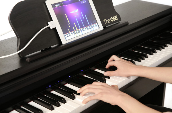 The One：智能钢琴玩起在线教育？